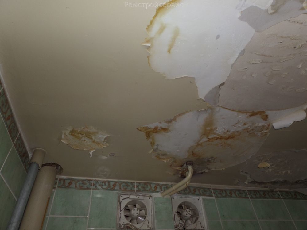 Сколько воды затопить соседей. Затопило ванную комнату. Квартира после затопления. Потолок после затопления. Протечки потолка в ванной.